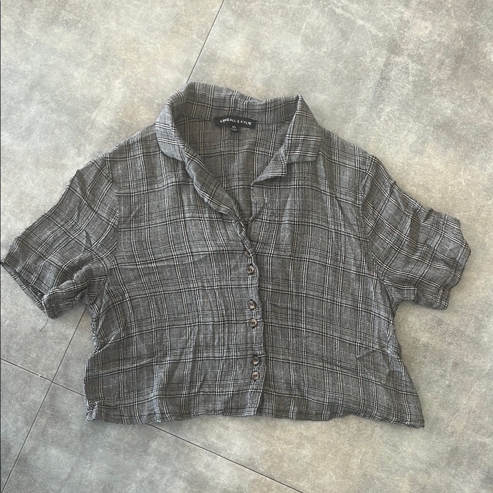 Kendall & Kylie Black and Gray Cropped Button Down Shirt